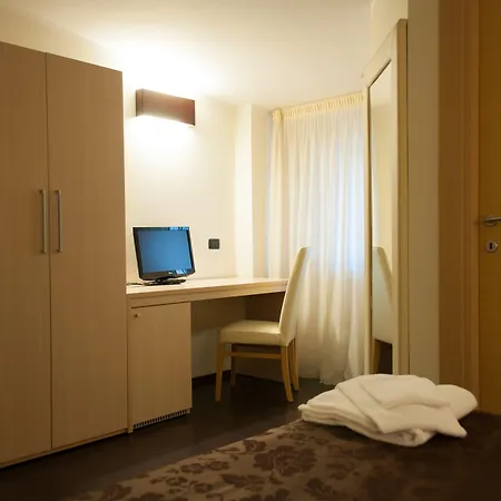 Hotel Sogni D'oro Airport 3*